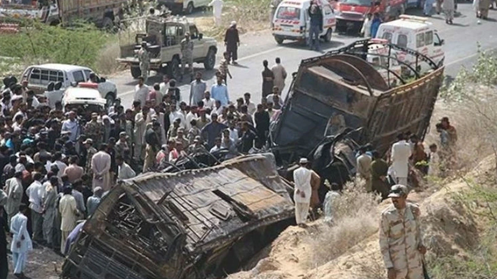 Pakistan'da katliam gibi kaza: 24 kişi öldü, 45 kişi yaralandı