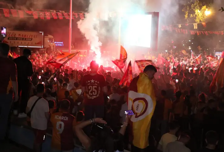 Antalya'da Galatasaray'ın şampiyonluğu coşkuyla kutlandı