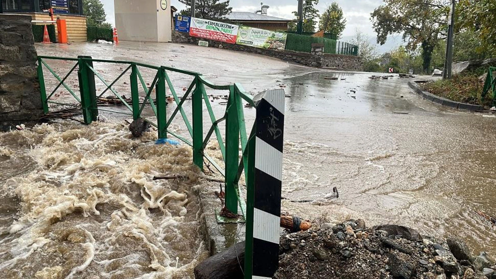 Bursa'da Sağanak Yağış Dereleri Taşırdı: Cumalıkızık'ta Köprü Sular Altında Kaldı