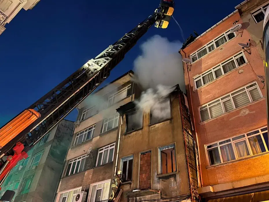 Kadıköy'de metruk binada yangın. Pencereden atlayan kişi ağır yaralı