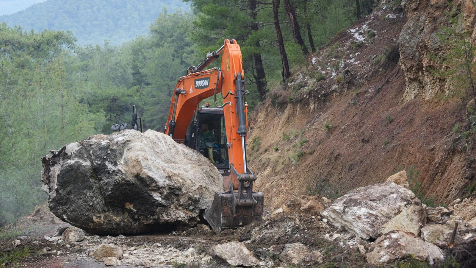 Mersin'de korku dolu anlar: Dev kaya yola düştü, tarım alanları zarar gördü