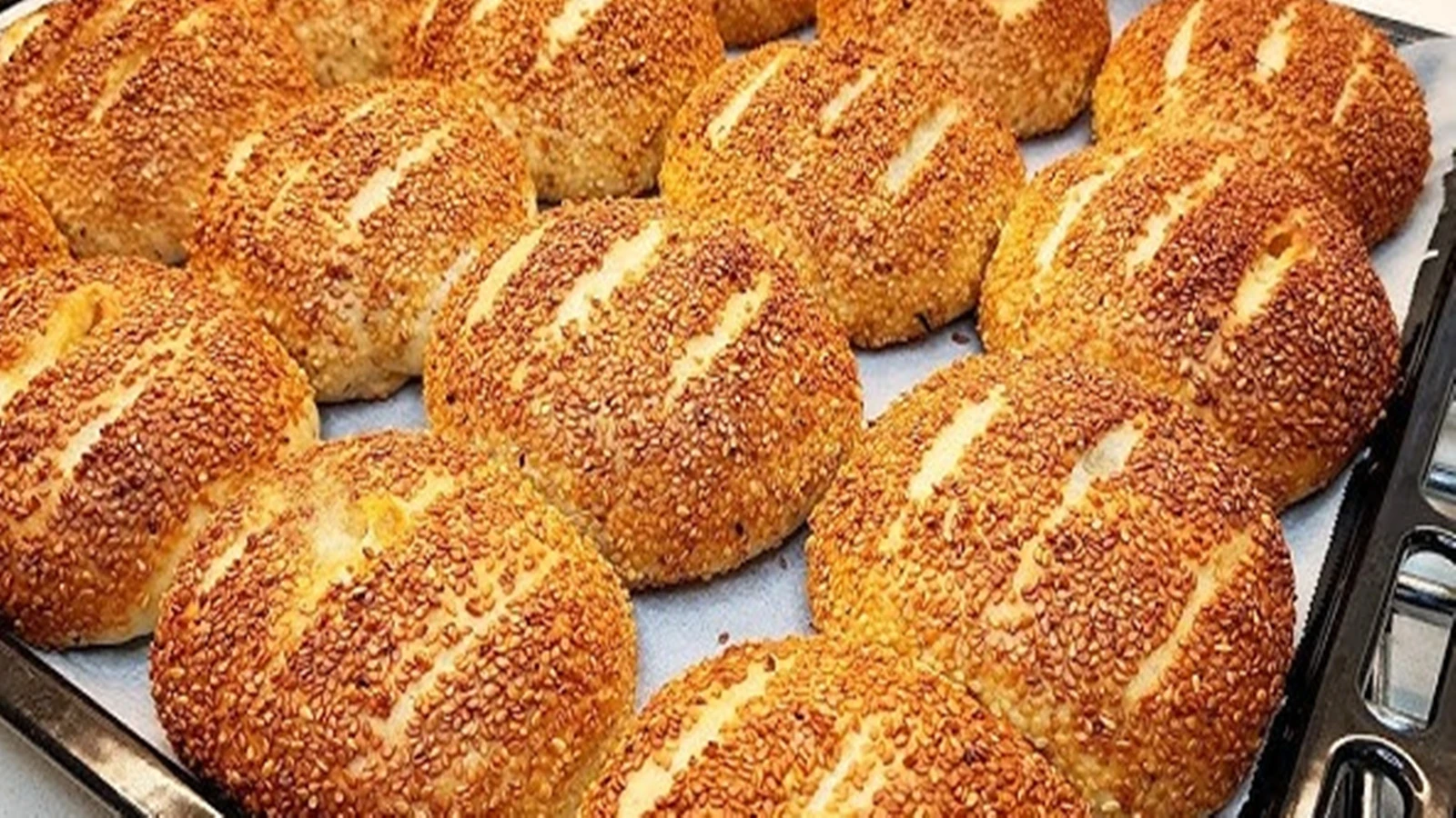 Maya yok beklemek yok! Kahvaltı yanına 5 dakikada hazırlanan simit poğaça