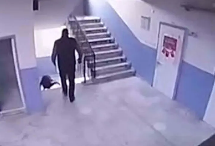 Otizmli öğrencisini merdivenden ittiği ileri sürülen okul müdürüne tahliye