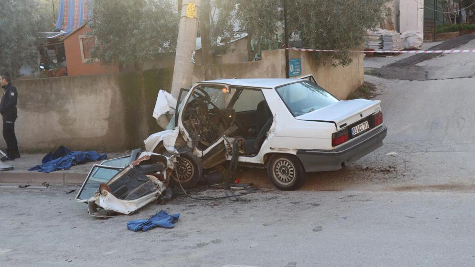 Elektrik direğine çarpan otomobilin sürücüsü hayatını kaybetti