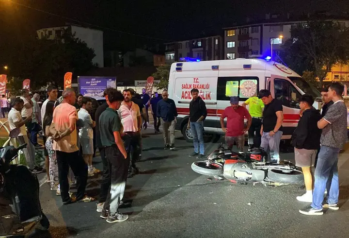 Otomobille çarpışan motosiklet sürücüsü yaralandı