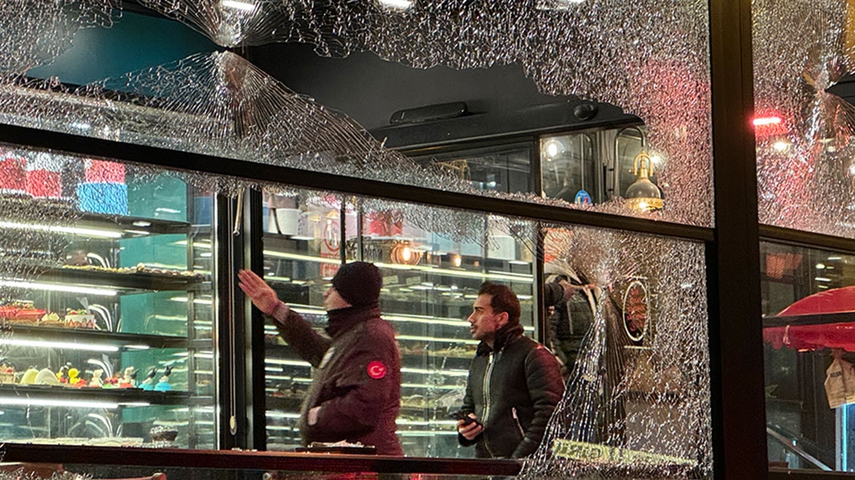 Motosikletle geldiler, 2 pastaneye kurşun yağdırdılar