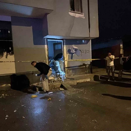 Adana’da Gece Yarısı Dehşeti! İkisi Çocuk 5 Kişinin Yaşadığı Eve Patlayıcı Attılar