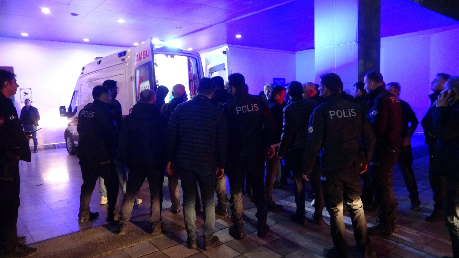 Malatya'da halı sahada futbol oynayan polis kalp krizi geçirdi