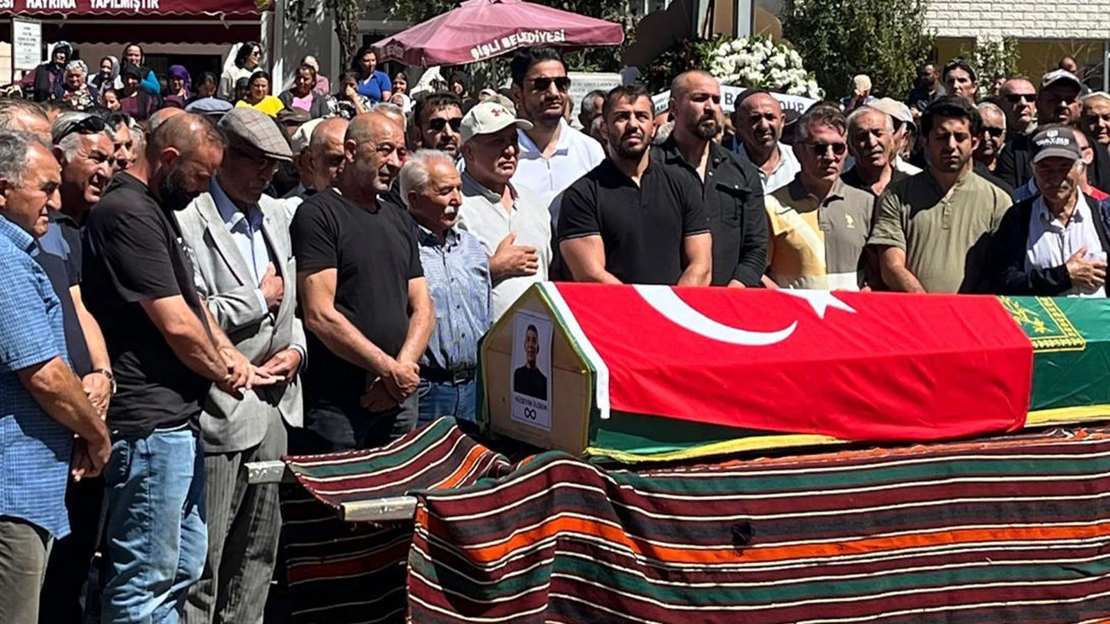 Dünya şampiyonu eski milli güreşçi Hüseyin İldem son yolculuğuna uğurlandı
