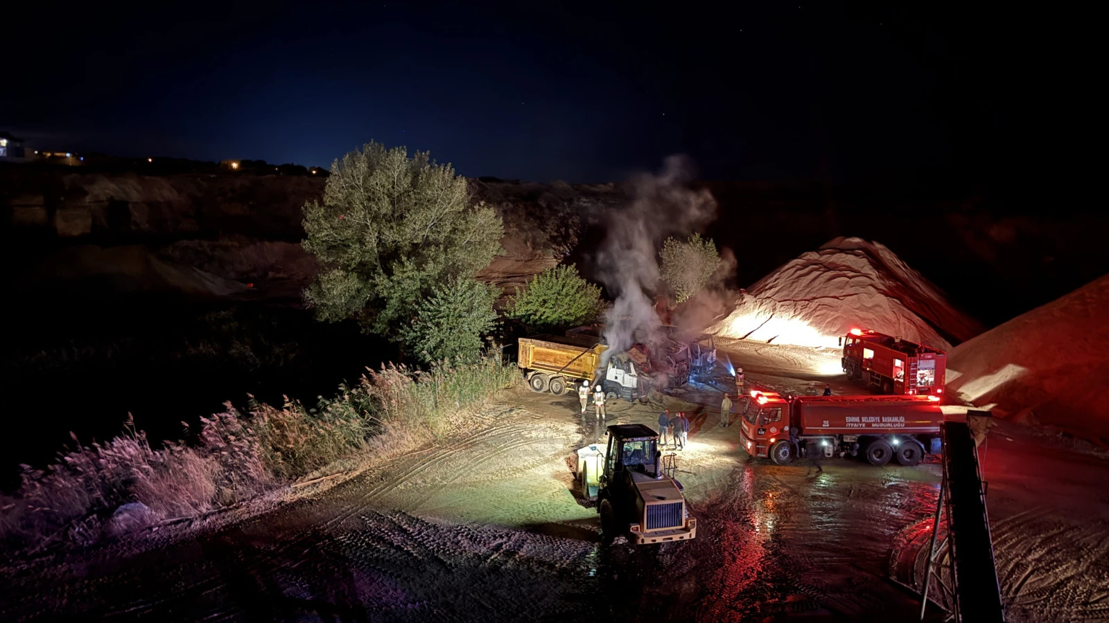 Edirne'de Park Halindeki 3 Kamyon Yandı