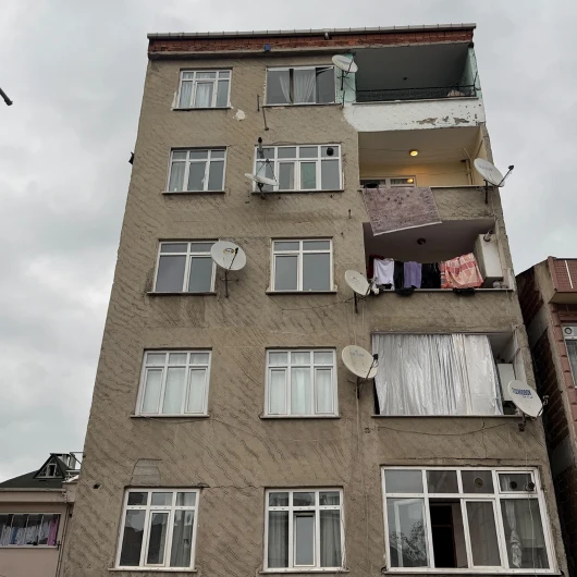 İstanbul’da Korkutan Olay! Banyodaki Fayanslar Çatladı: 7 Katlı Bina Boşaltıldı