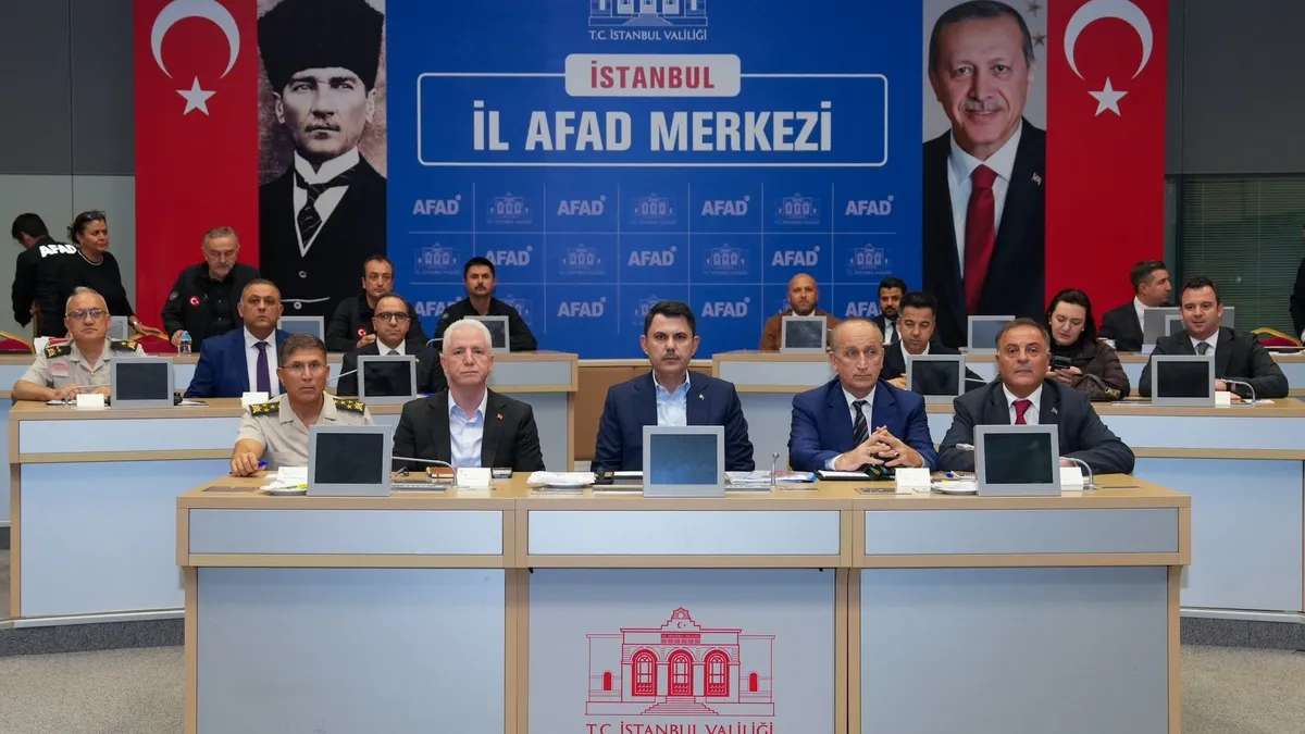 İstanbul Afet Koordinasyon Toplantısı Sona Erdi! Bakan Kurum'dan Kritik Açıklama: Tek Bir Mağdur Vatandaşımız Kalmayacak