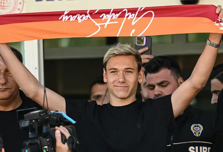 Galatasaray'ın yeni 10 numarası Batrakov, İstanbul'a geldi