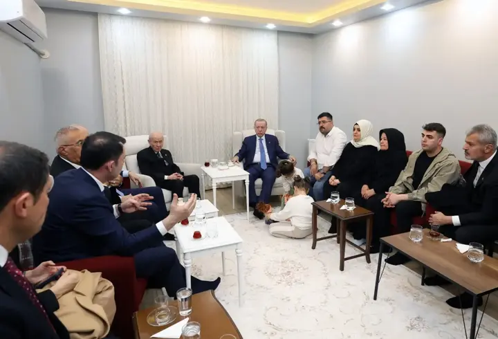 Cumhurbaşkanı Erdoğan ve Bahçeli, Hatay’da depremzede aileyi ziyaret etti