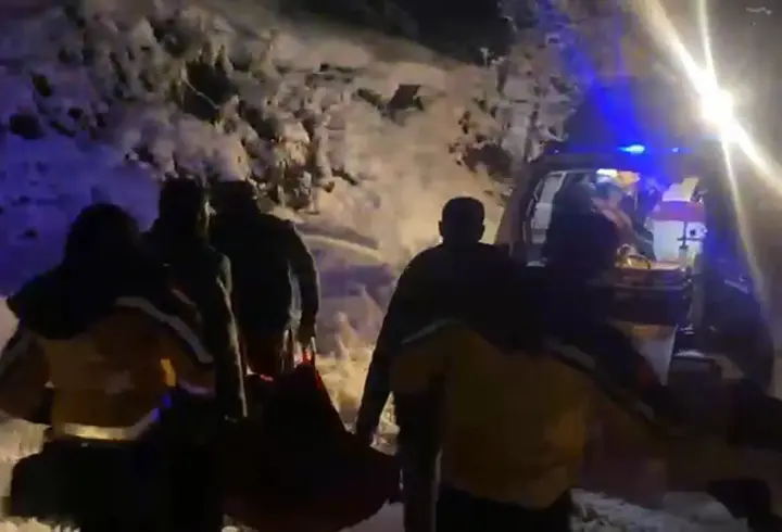 Yolu kardan kapanan köydeki kadın hasta, hastaneye ulaştırıldı