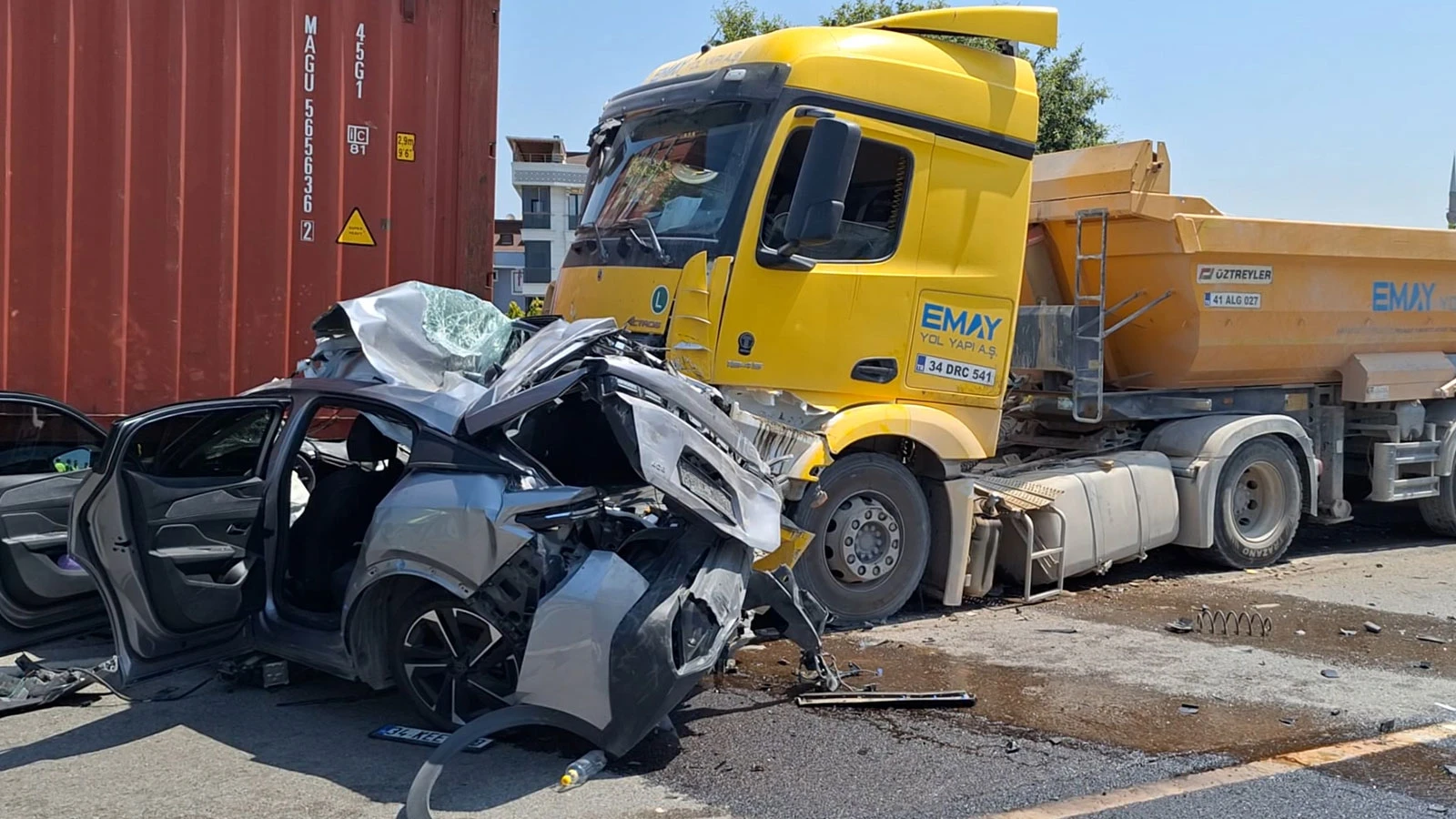 Sancaktepe TEM Otoyolu'nda zincirleme kaza: 2 yaralı