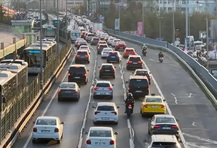 İstanbul'da ara tatilin ardından ikinci iş gününde trafik yoğunluğu