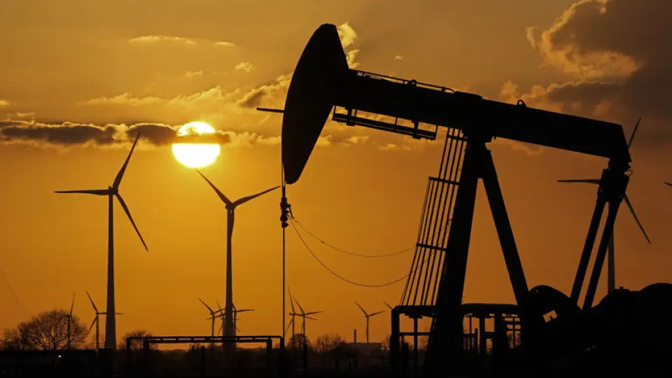 ABD ham petrolü beş yılda ilk kez 55 doların altına geriledi