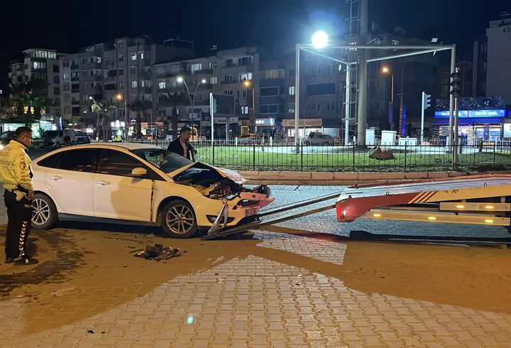 Edremit'te kamyonetle otomobilin çarpıştığı kazada 1 kişi yaralandı