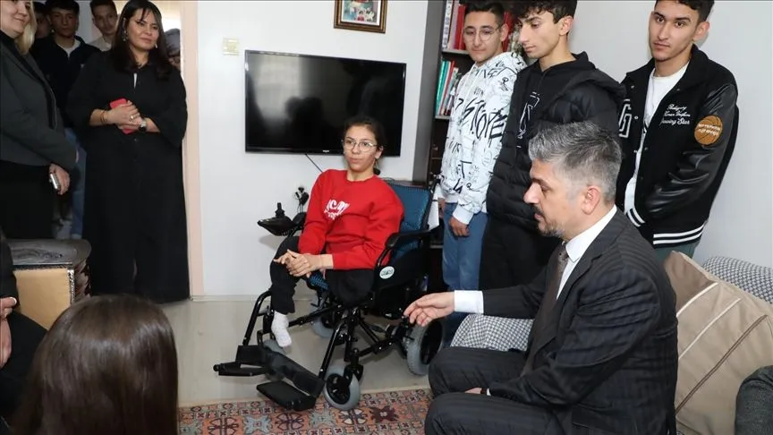 Sınıf arkadaşları yürüme engelli Sinem'e elektrikli sandalye hediye etti