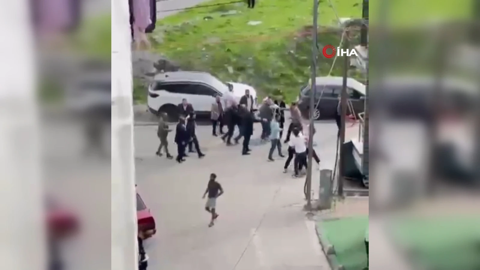 İki grup arasında sopalı bıçaklı kavga! O anlar kamerada