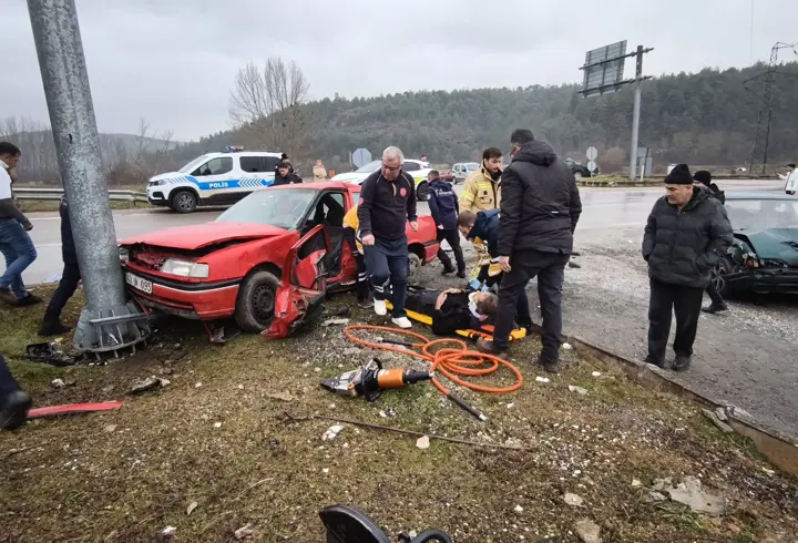 İki otomobil kafa kafaya çarpıştı: 1’i ağır, 3 yaralı