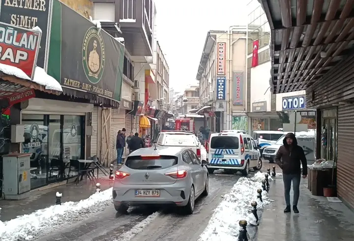 İş merkezindeki yangında 6 kişi dumandan etkilendi