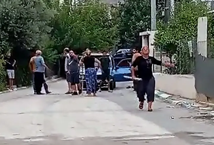 Bahçeye kaçan topu aldı; komşusunun akrabaları tarafından darbedildi