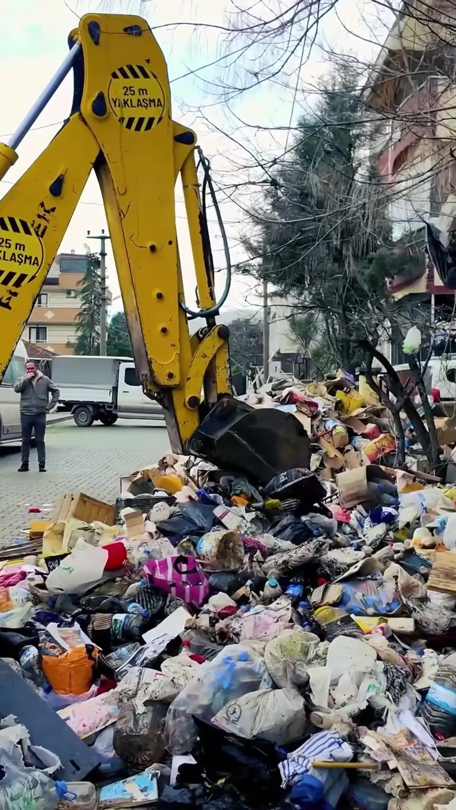Mahalleli kötü kokuyu ihbar etti, evden 30 ton çöp çıktı