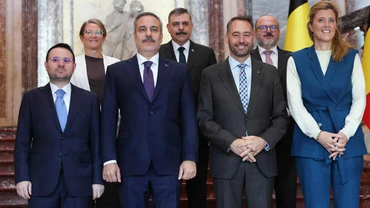 Dışişleri, Adalet Ve İçişleri Bakanları Belçika'da! Kritik Toplantı Öncesi Aile Fotoğrafı Çekildi