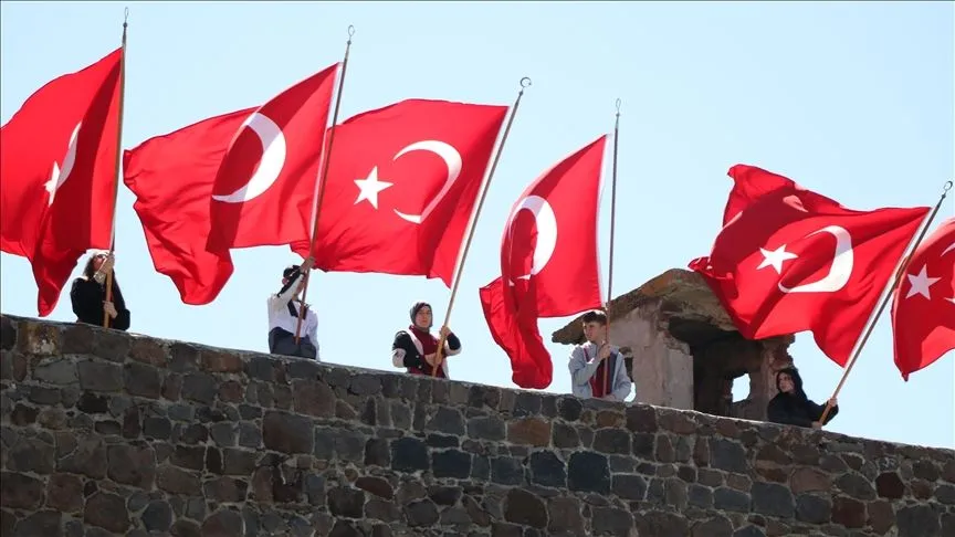 Erzurum'da öğrenciler tarih dersini ecdat yadigarı tabyalarda işledi