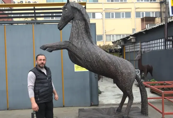 İstanbul- Avcılar'da demir ustası, atık malzemeleri esere dönüştürüyor