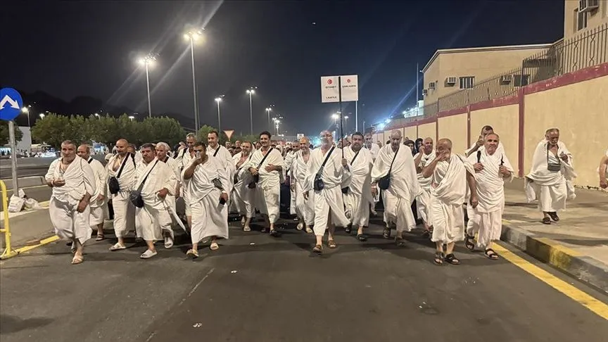 Hacı adayları Arafat vakfesini tamamlayıp Müzdelife'ye geçti