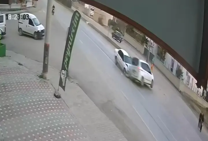 İki otomobilin çarpıştığı kaza kamerada: 2 yaralı