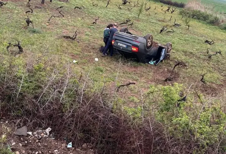 Siirt’te kontrolden çıkan otomobil tarlaya devrildi: 3 yaralı