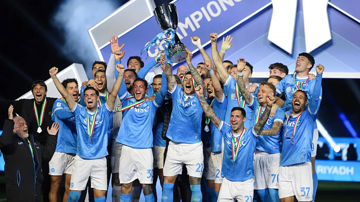 Bologna'yı yenen Napoli kupayı kaldırdı!