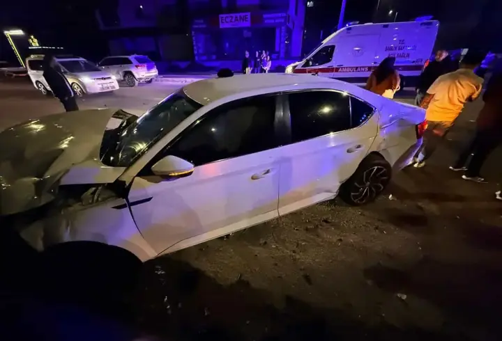 Diyarbakır'da 2 otomobilin çarpıştığı kazada 3 kişi yaralandı
