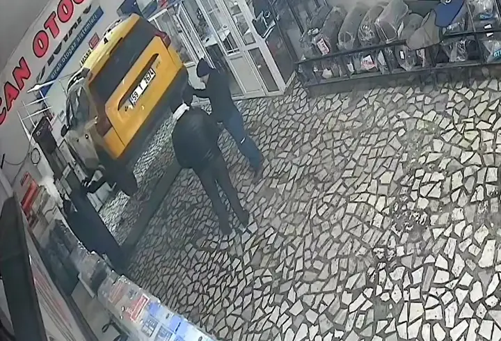 Taksinin araç asansöründen düştüğü anlar kamerada