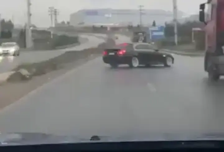 Sürücüsünün drift yaptığı otomobil takla attı; o anlar kamerada