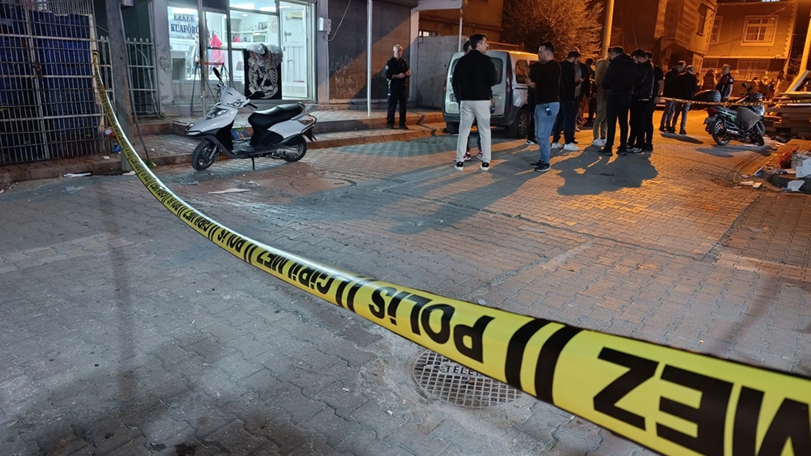 Berber dükkanında silahlı çatışma; Çok sayıda yaralı var