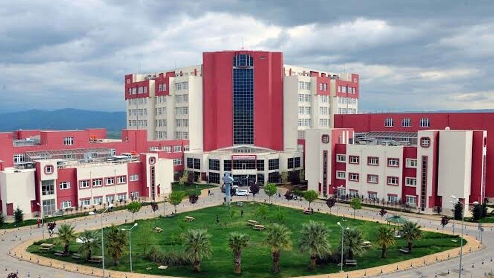 'Bıçak parası' aldığı iddia edilen profesör ile sekreterine gözaltı