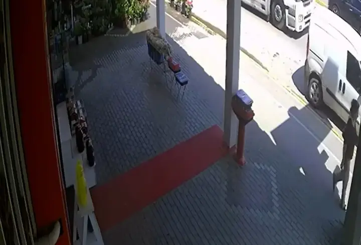 TIR'dan düşen çelik halat ruloları araçlara çarptı, o anlar kamerada