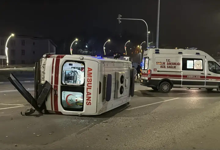 Otomobil ile çarpışan ambulans devrildi; 3 sağlık personeli yaralı
