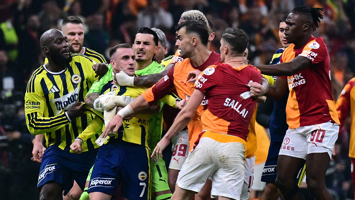 Derbi Bitti, Kerem Aktürkoğlu Ve Sallai'yle Başlayan Olaylar Tırmandı! Polisler Sahaya Daldı