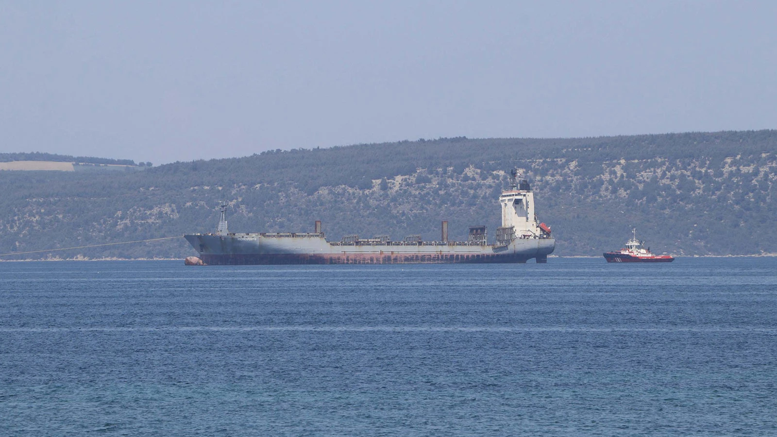 Çanakkale Boğazı'ndaki arızalı gemi, römorkör tarafından çekildi
