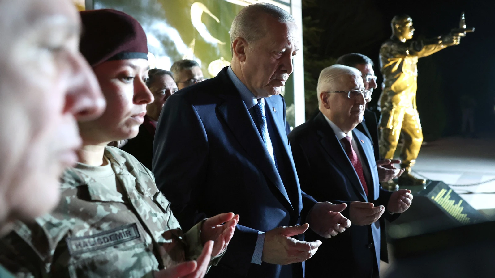 Cumhurbaşkanı Erdoğan, Ömer Halisdemir Anıtı'nda dua etti
