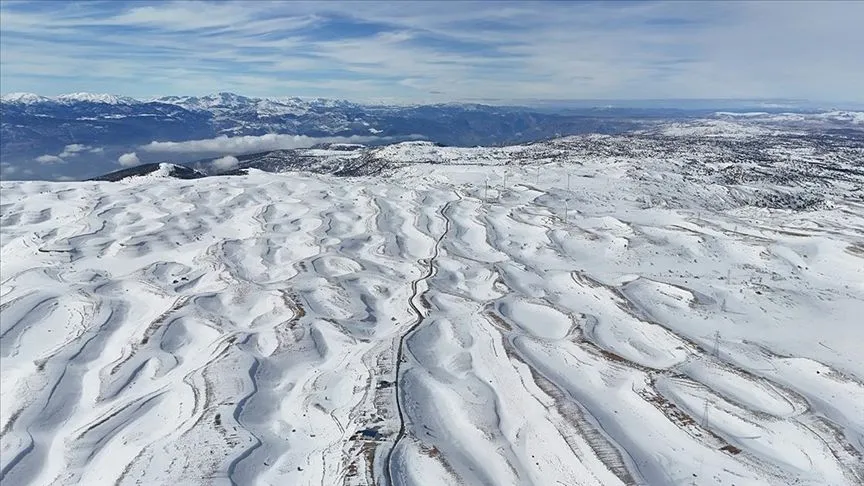 Sertavul Geçidi'nde kar manzarası havadan görüntülendi