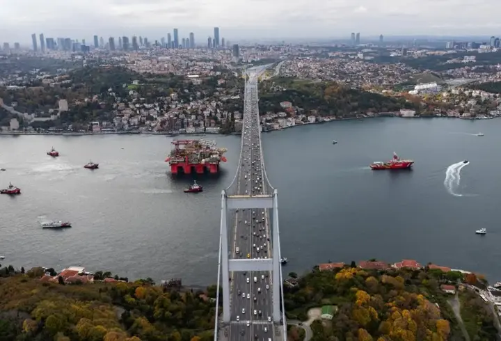 İstanbul Boğazı'nda gemi trafiği çift yönlü bir süre askıya alındı
