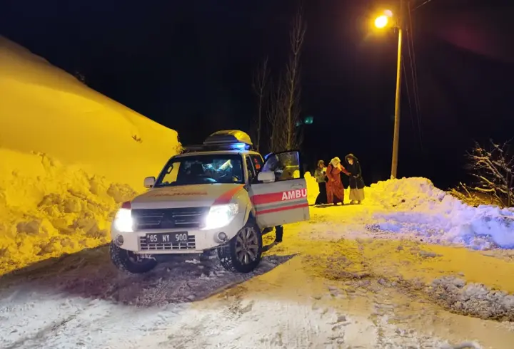 Yolu kardan kapanan mezrada rahatsızlanan hamile kadına 5,5 saatte ulaşıldı