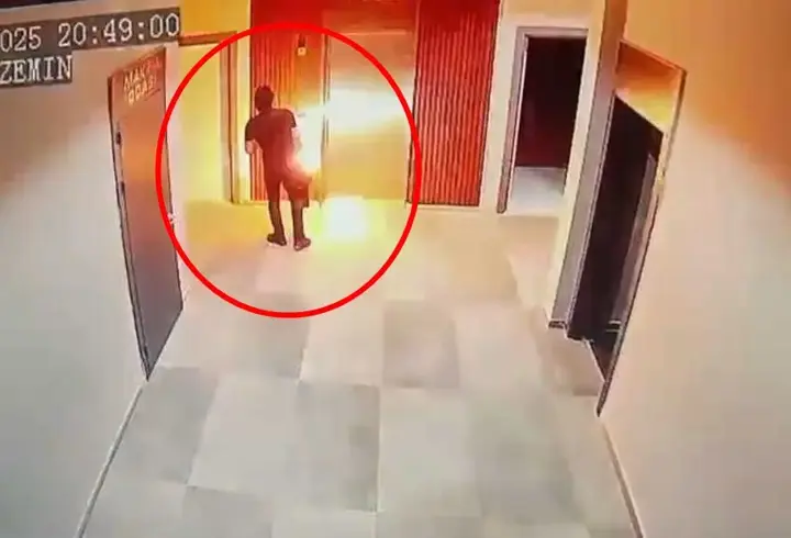 Elektrikli skuterinin bataryası elinde patladı; o anlar kamerada